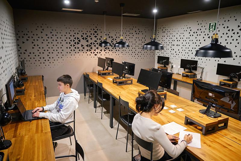 Una sala de ordenadores en un english summer camp barcelona