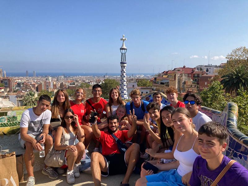 Un grupo de jovenes en el parc guell en un english summer camp barcelona