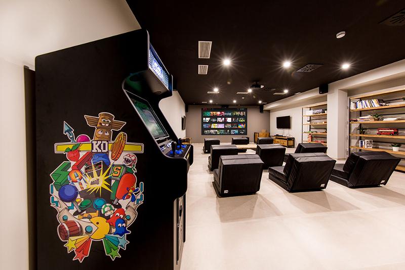 Una sala de juegos y cine en un english summer camp barcelona