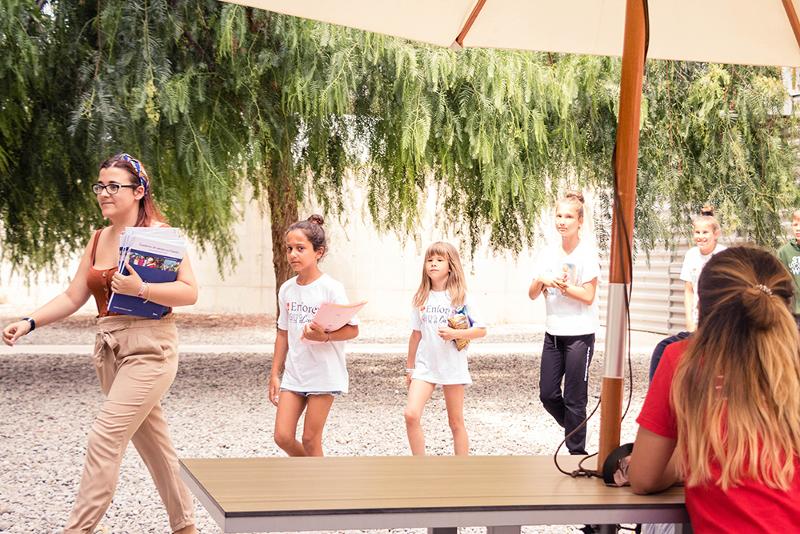 Niños de camino a clases de idiomas en un campamento de verano