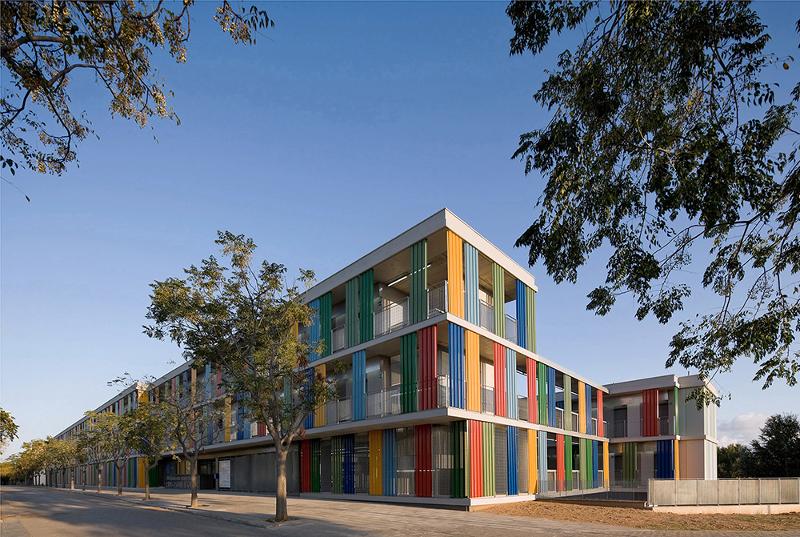 La fachada de un edificio en un campamento de verano