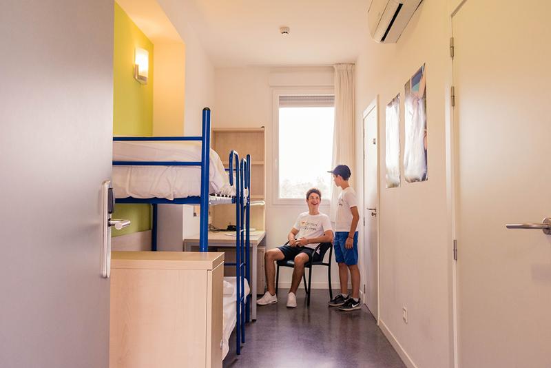 El interior de una habitacion en un campamento verano