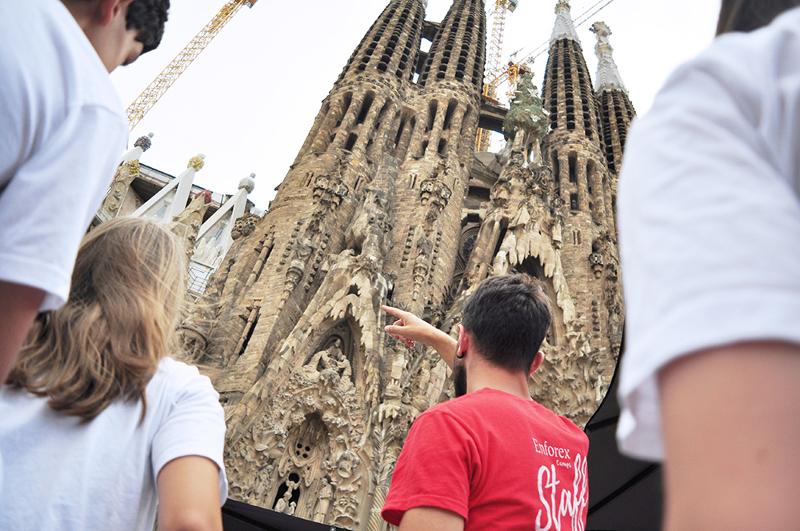 Un monitor enseñando la sagrada familia en un english summer camp barcelona