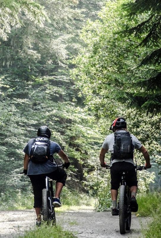 Jóvenes montando en bici durante sus vacaciones ski