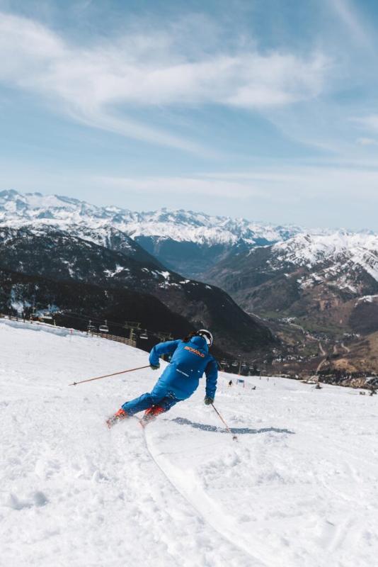 Joven esquiando durante unas vacaciones ski 