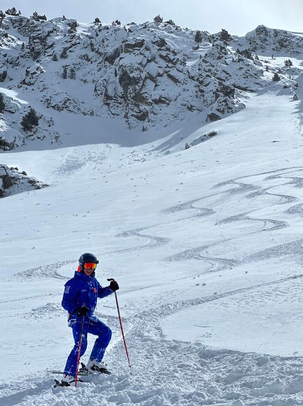 La foto de un jóven practicando ski en unas vacaciones ski