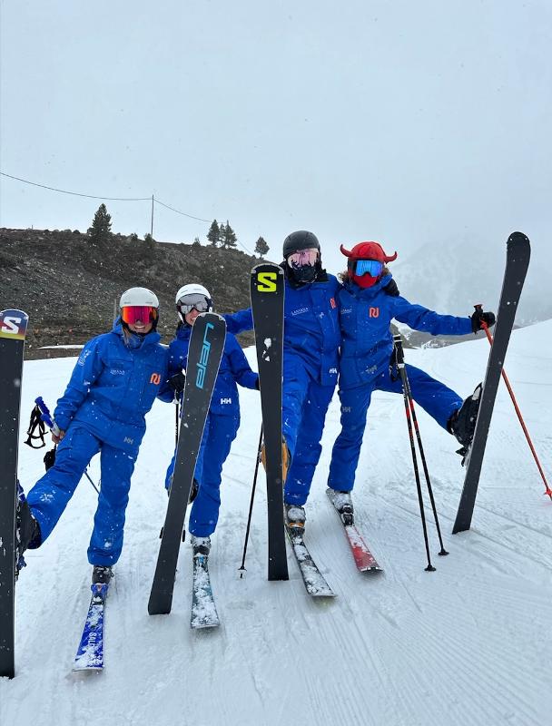 Un grupo de jovenes preparados para hacer ski en unas vacaciones ski