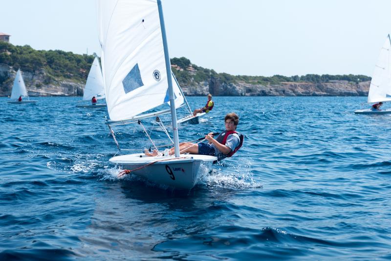 haciendo deporte en campamento en mallorca