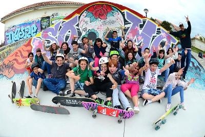Grupo de niños en el skate park practicando para mejorar el surf en el campamento de verano en Cantabria