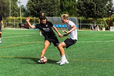 Lucha por el balón entre dos jugadores en un campamento de futbol