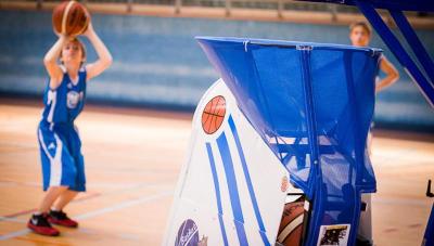 Niño practicando su tiro durante un campamento de baloncesto