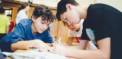 Chicos aprendiendo juntos y estudiando en el curso ingles en inglaterra