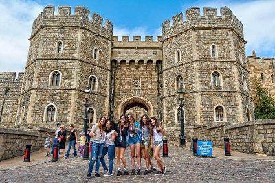 Grupo de jóvenes disfrutando de un tour en una de las excursiones del curso verano inglaterra