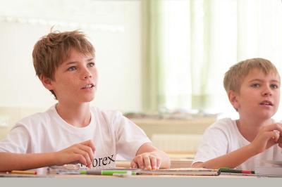 Dos niños en una clase en un campamento de verano salamanca