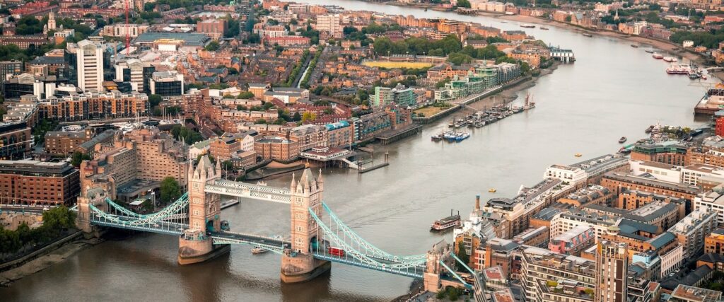 El Tower Bridge y el Támesis al aprender inglés.