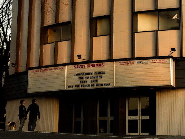 Cine en otoño joven