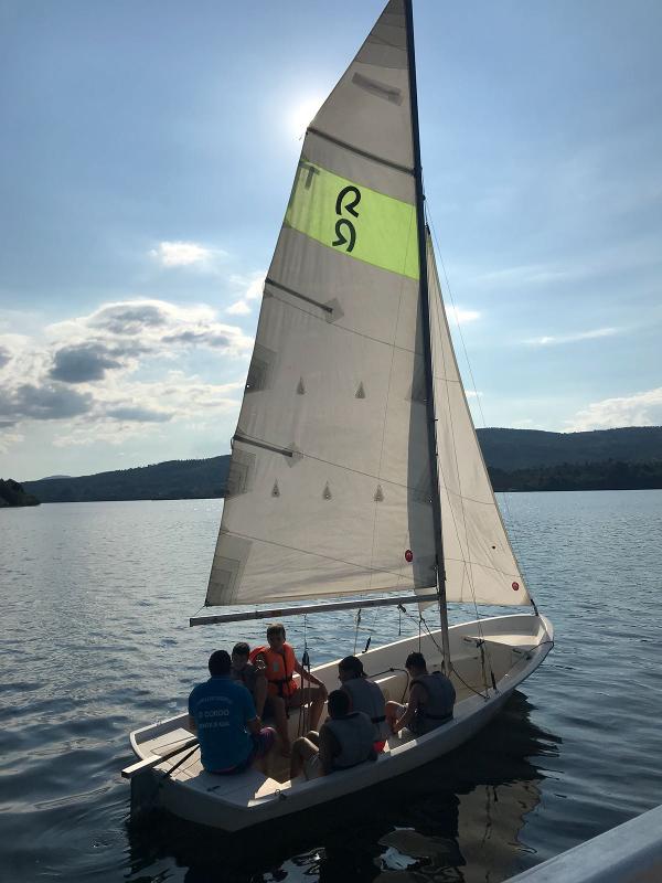 un grupo de jovenes en un barco de vela . como ser monitor de campamento