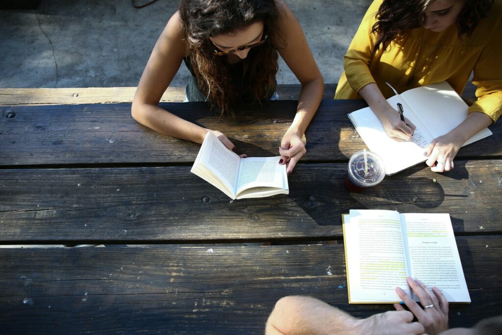 Tres personas organizando un viaje escolar