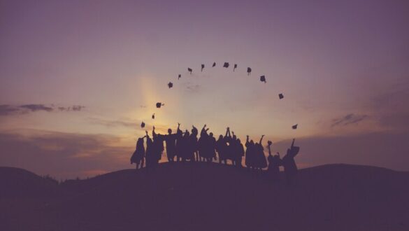 Un grupo d eestudiantes graduación en un viaje escolar