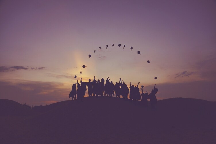 Un grupo d eestudiantes graduación en un viaje escolar