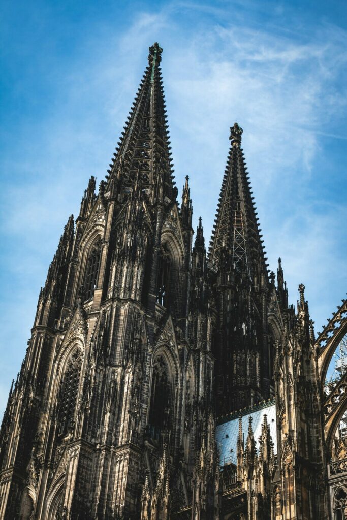 la foto de la catedral de colonia en donde estudiar aleman en alemania