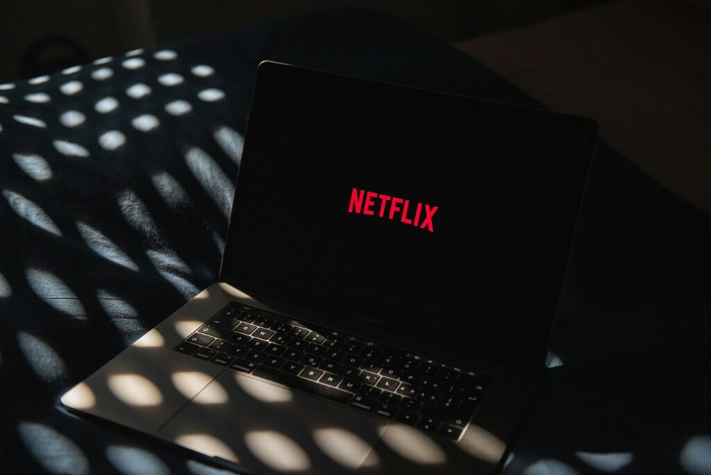 Un ordenador son netflix para ver peliculas que ver en otoño