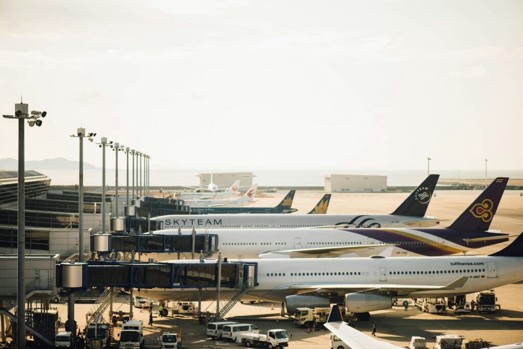 aeropuerto con aviones aparacados en carrera turismo