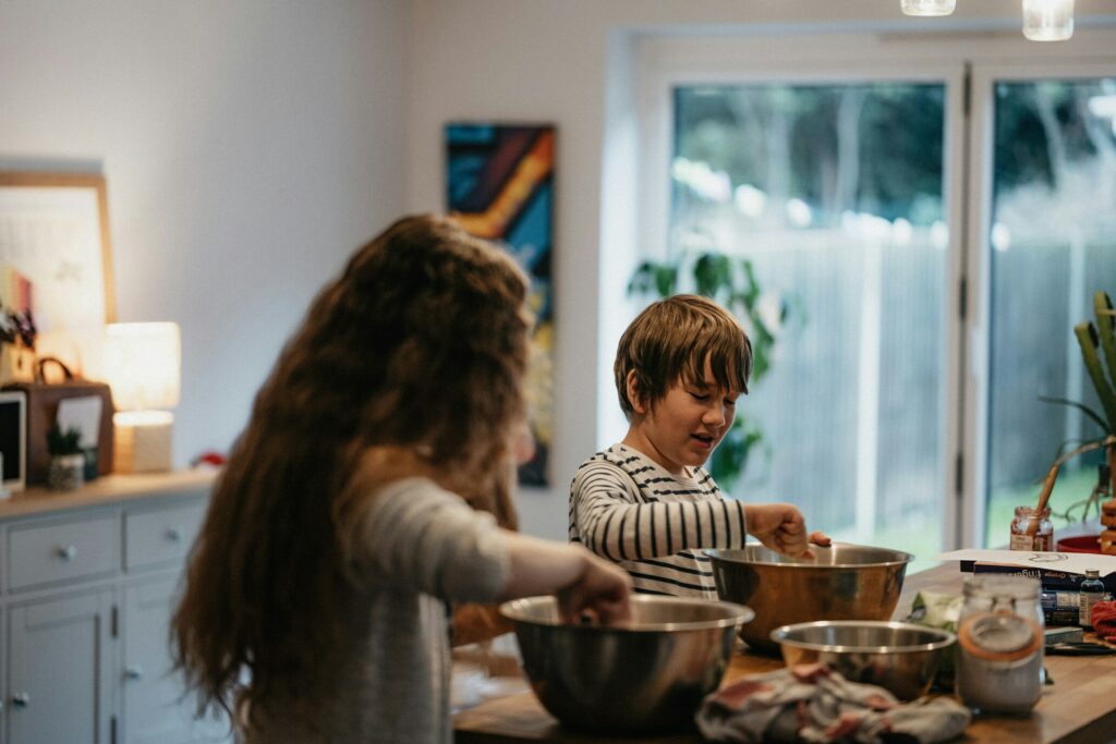 chicos cocinando